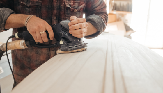Handwerker beim Schleifen