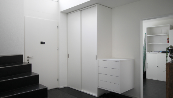 Schiebetuerschrank mit Schubladenmoebel